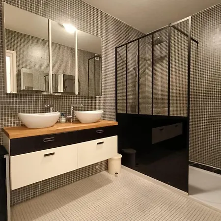 아파트 Charming Spacious And With 2 Balconies